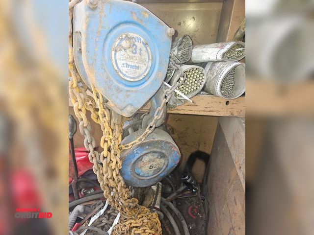 Lot 1-1573 - 5 ton and 3ton chain fall, comealong, shackles