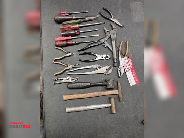 Lot 1-3528 - Large Lot of Hand Tools