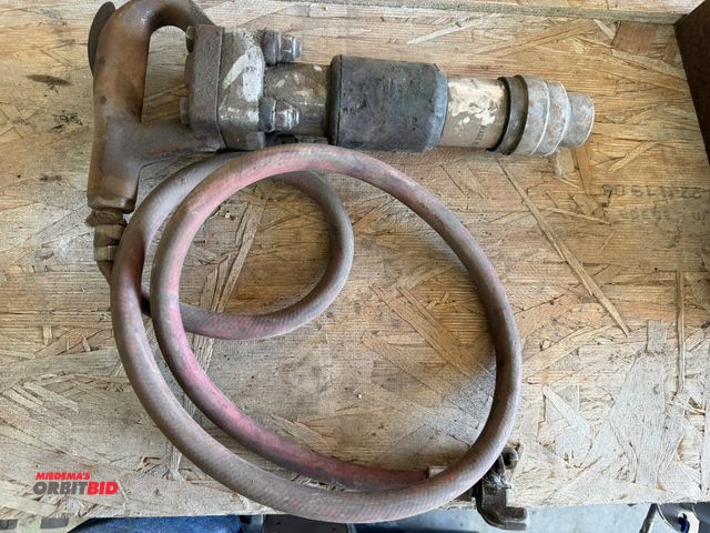 Lot 1-1343 - (1) heavy duty air chisel/hammer with hose and twist lock attachment.