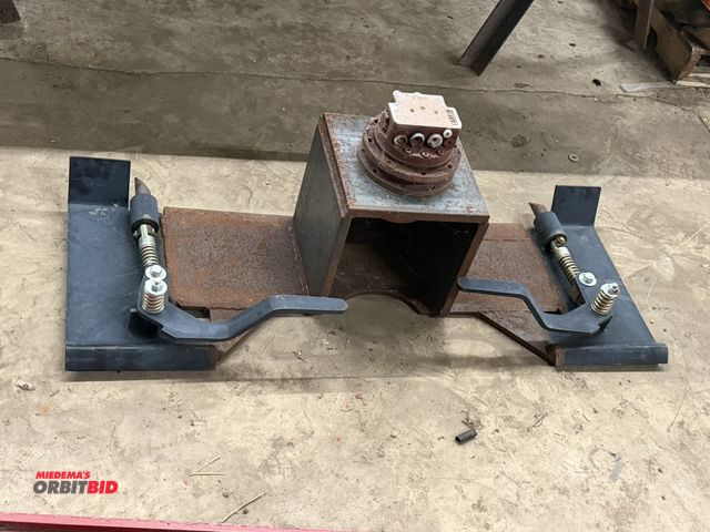 Lot 1-1447 - (1) modified 5th wheel hitch, no other info available.