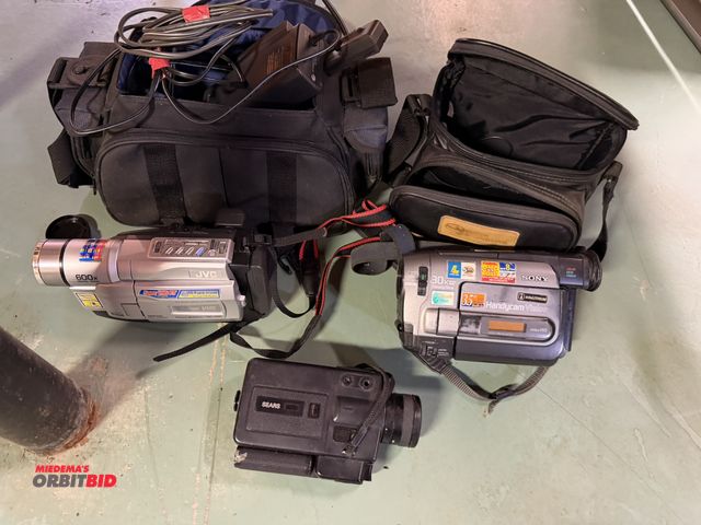 Lot 1-12191 - Lot of 3 handycams, includes (1) JVC Super VHS ET picture stabilizer camera, (1) Sony 3.5" LCD Handy...