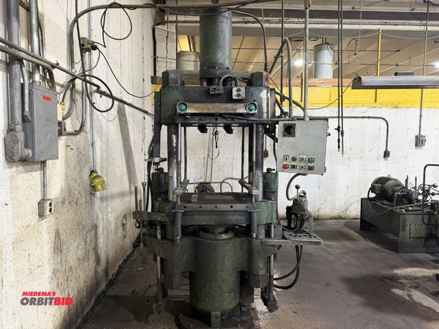 Lot 1-13365 - Logan vertical hydraulic transfer compression molding machine 200-ton, 4-post, 24 3/4" x 26" platens...