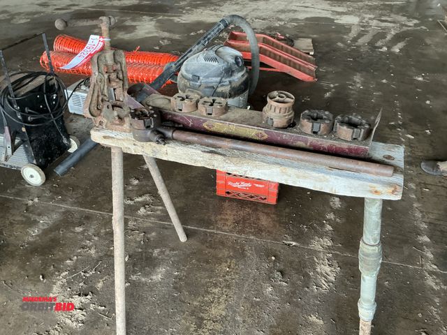 Lot 1-19324 - Manual pipe threader with stand includes pipe vice six dies handle