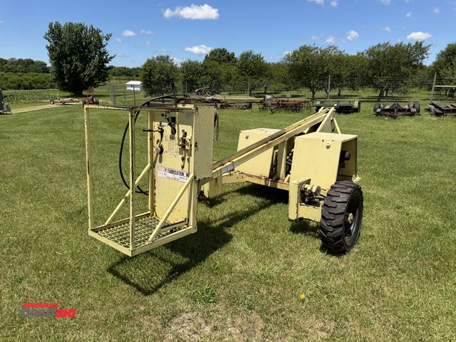 Lot 1-102590 - (1) Gillison hydraulic self propelled one man lift, includes saw and pruning gun, Briggs &amp; Strat...