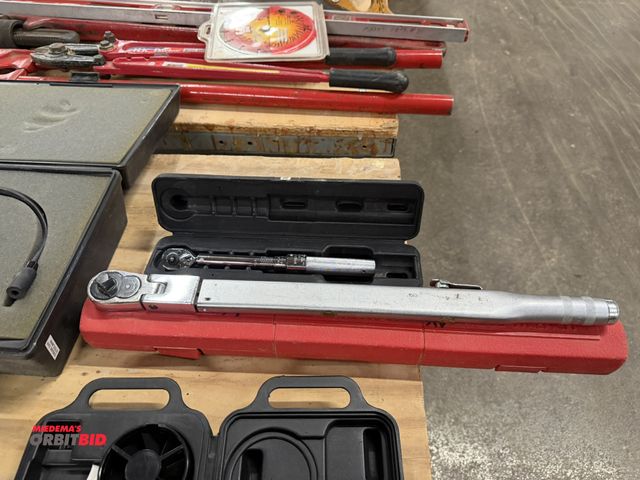 Lot 1-16950 - (1) Snap-On, model TQFR250C, torque wrench, and (1) Wright Tool 2477 1/4" torque wrench with case.
