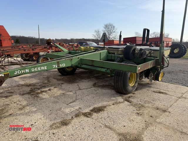 Lot 1-19153 - (1) John Deere 7240 Soy Bean Planter, 11-row, row markers, no-till coulters. includes monitor and (4...