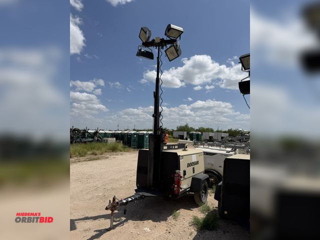 Lot 1-9508 - (2) 2016 Doosan L20 light tower, 4-cylinder diesel engine, 4 light extendable tower with hand crank,...
