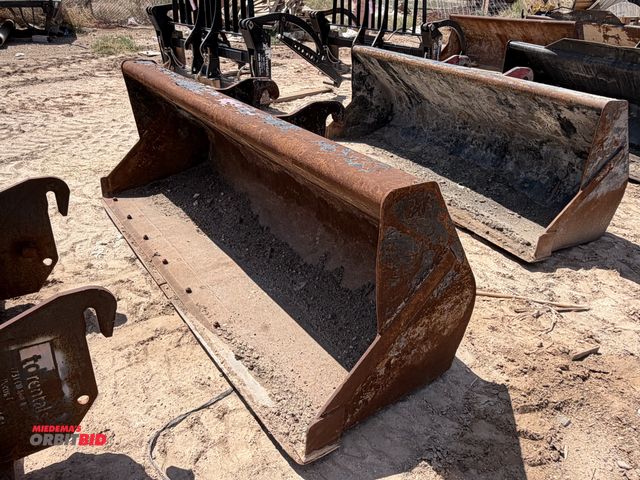 Lot 1-18318 - (1) CAT universal forklift / telehandler loader bucket, 92" wide with bolt on cutting edge