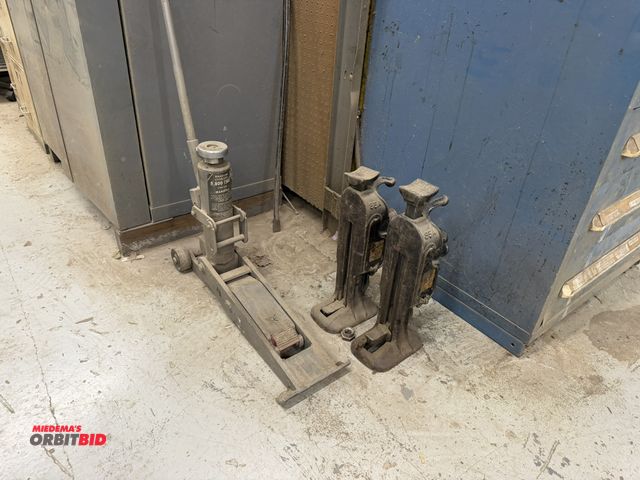 Lot 1-17090 - (1) Maximum heavy duty 8800 lb. forklift jack, (2) Simplex 85A, 5-ton capacity jacks.