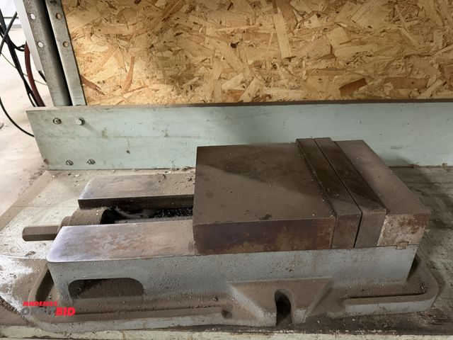 Lot 1-1926 - (1) 8" machinists vise (no handle).