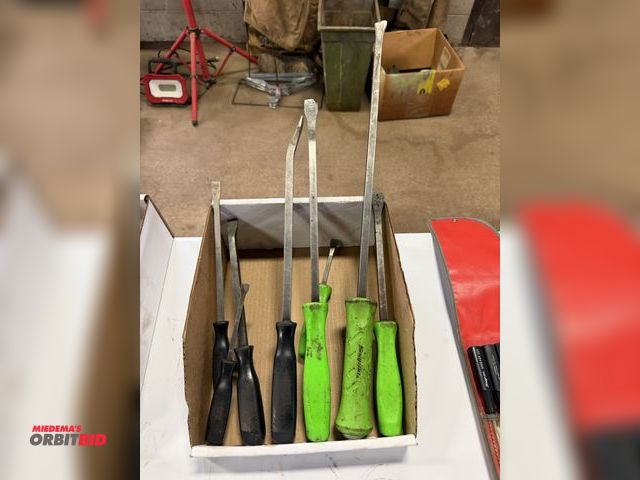 Lot 1-18433 - Lot of assorted Snap-On pry bars with handles.