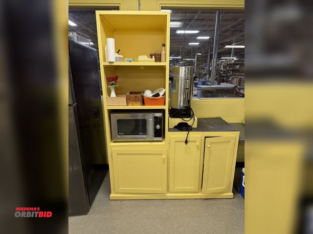 Lot 1-16772 - (1) Amana commercial microwave oven, West Bend 100-cup coffee dispenser, includes wooden cabinet, 56...