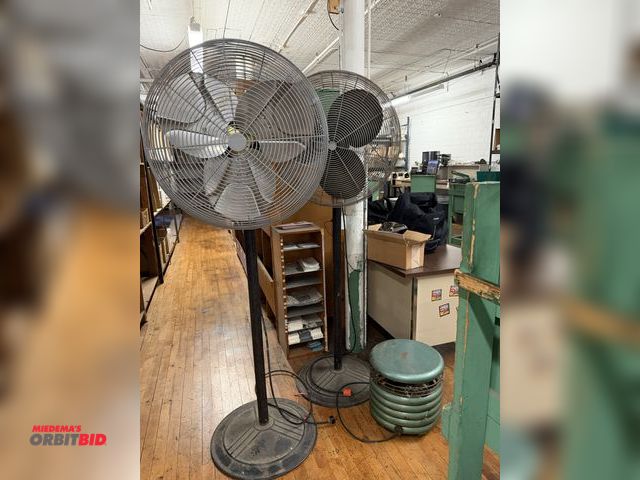 Lot 1-4940 - Lot of (2) 24" diameter pedestal shop fans with vintage style bases, and (1) 15" diameter x 14" tall...