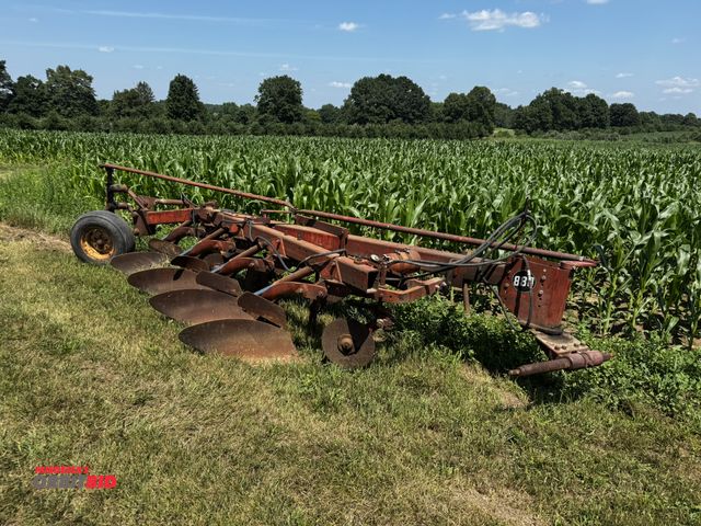 Lot 1-7005 - (1) Massey Ferguson 880, 4-bottom moldboard plow, 2 pt. hook up, hydraulic reset bottoms, hydraulic ...