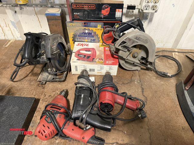 Lot 1-18557 - Lot of assorted tools, includes (2) 7 1/4" circular saws, (1) Milwaukee heat gun, Porter Cable drill...