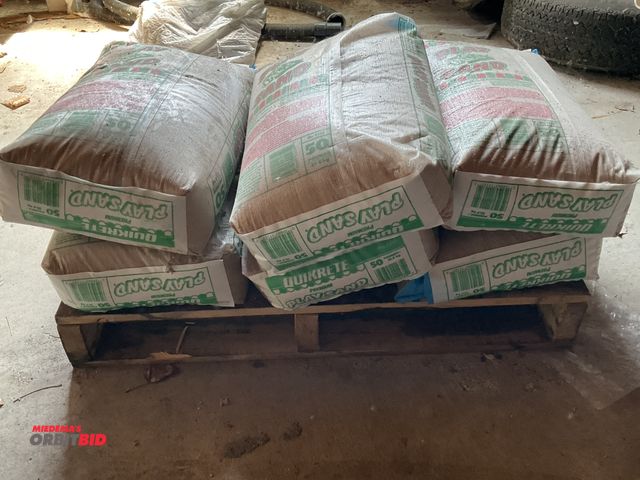 Lot 1-12007 - (6) 50 pound bags of Quickcrete play sand