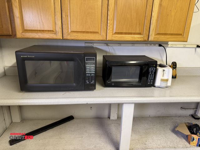 Lot 1-6363 - (1) Sharp carousel microwave, GE turntable microwave, and Black &amp; Decker 2-place toaster.
