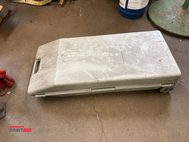 Lot 1-18547 - (1) make and model unknown hydraulic body kit with various attachments, capacity unknown, includes p...
