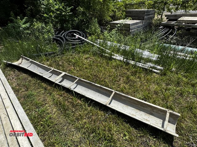 Lot 1-14282 - (1) 16' long x 14 3/4" aluminum concrete chute.