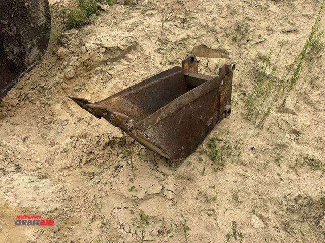 Lot 1-18340 - (1) excavator bucket, 12" wide x 28".