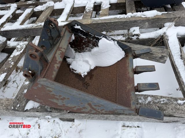 Lot 1-11706 - (1) new old stock 4-tooth excavator bucket, approx. 17.5" wide, approx. 7 1/4" from inside to inside...