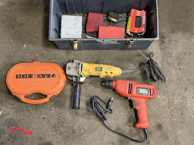 Lot 1-1166 - (1) DeWalt, model DW402, 4.5" angle grinder, 10,000 RPM, and (1) Black &amp; Decker, model DR200, 0-...