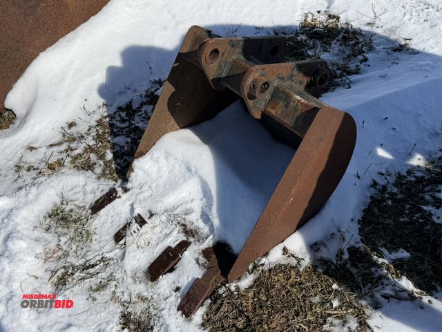 Lot 1-11572 - (1) 4-tine excavator bucket, 18" wide, attachment bracket inside to inside, approx. 5 1/4".