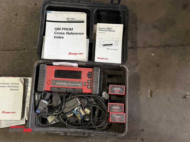 Lot 1-1146 - (1) Snap-On, model MTG2500, 12V DC automotive graphing scanner with software, diagnostics cartridges...