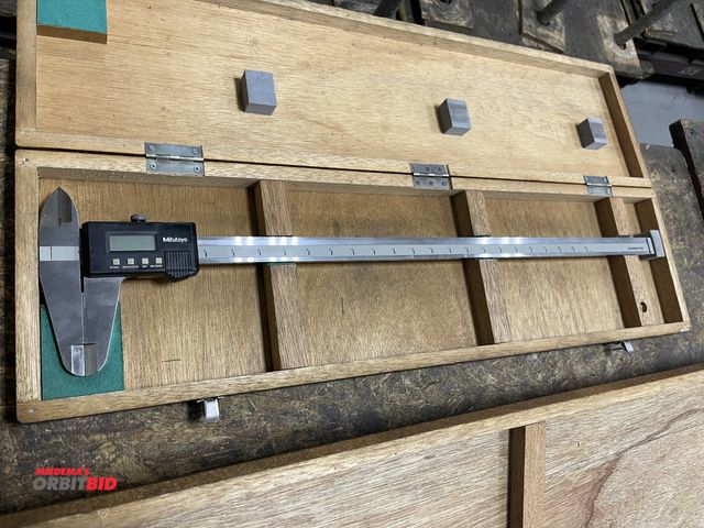 Lot 1-19388 - (1) Mitutoyo Digimatic 24" caliper with case.