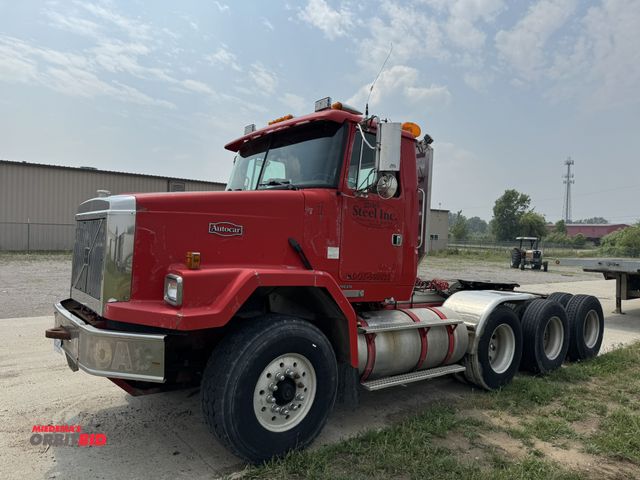 Lot 1-17059 - 2001 Volvo Day Cab Semi Truck Autocar triaxle semi tractor, Cummins 460 HP diesel engine, 18-speed E...