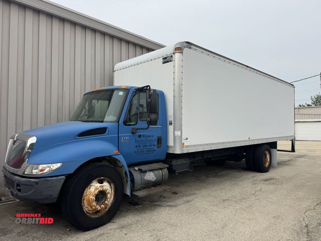 Lot 1-19009 - 2002 Navistar Int'l 4200 SBA (1) 4 x 2 box truck, Eaton-Fuller Synchro 6 transmission, 26' box with ...
