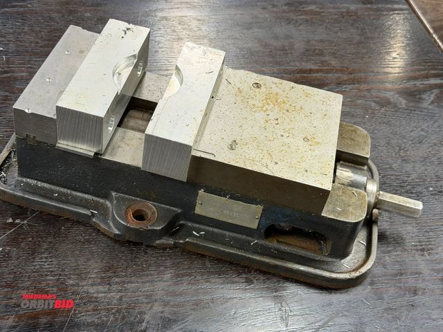 Lot 1-11088 - (1) make and model unknown 6" machinists vise, includes handle.