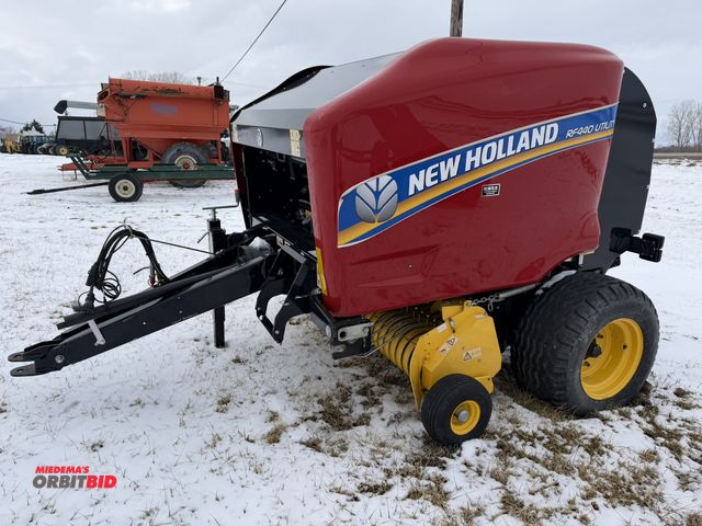 Lot 1-11719 - (1) 2022 New Holland RF440 utility round baler, S/N ZP321R11XN0220028, 60" hay pickup head, includes...