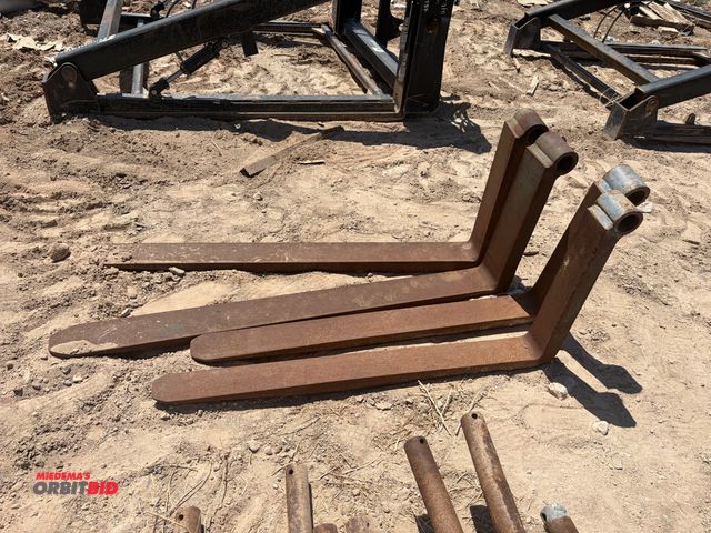Lot 1-18299 - (1) Set of forklift / telehandler forks, 60" long x 5" wide and (1) set 48" long x 4" wide