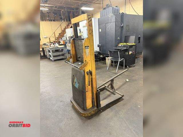 Lot 1-12419 - (1) Big Joe, model 9957, 1000 lb. capacity, 12V electric lift cart, in working condition, with 5" x ...