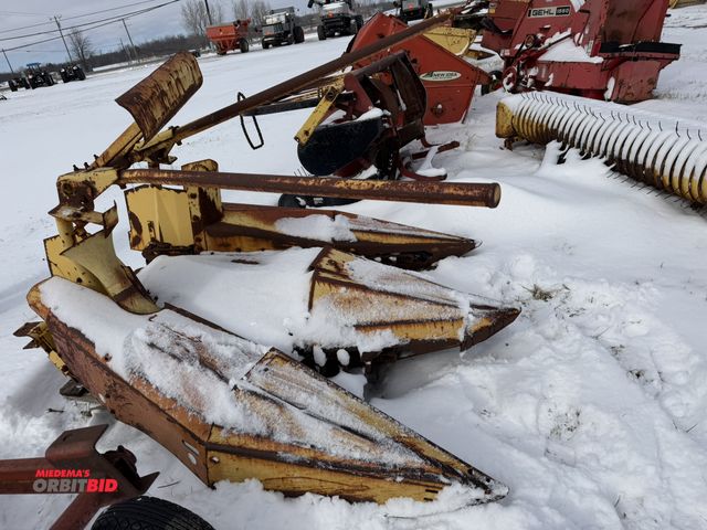 Lot 1-11471 - (1) New Holland 2-row corn head, model 824, S/N 86278, 30" row spacing, head is missing rear drive s...