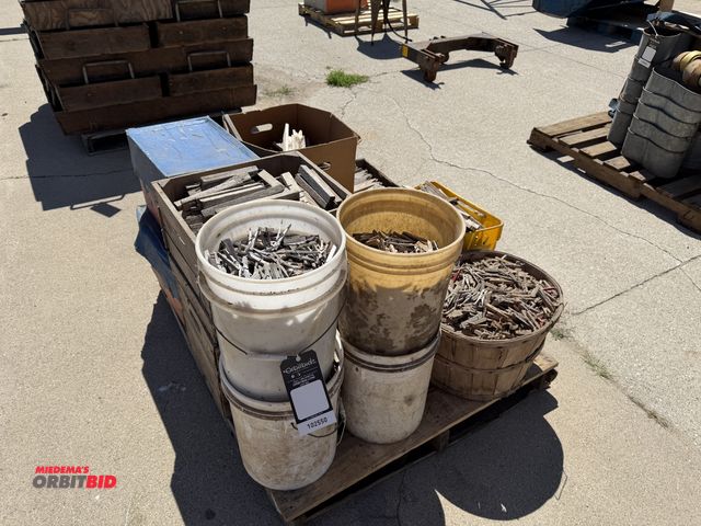 Lot 1-102550 - Lot of tree spreaders, limb spreaders, and clothes pins