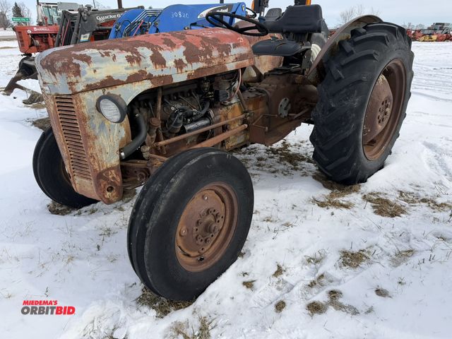 Lot 1-11771 - (1) Massey Ferguson 2-WD tractor, 4-cylinder gas engine, S/N TO-121159, 12.4-28 rear tires, 6.5-16SL...