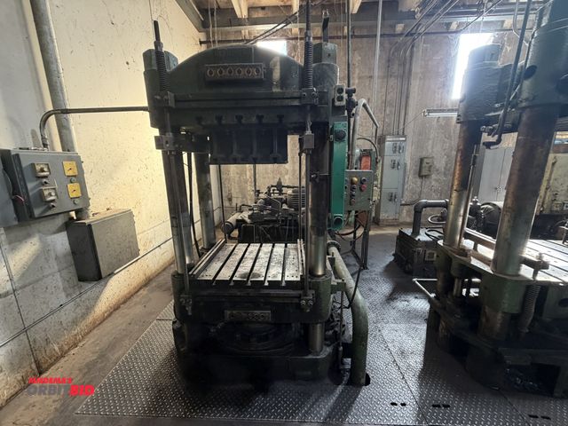 Lot 1-13356 - Hannifin vertical hydraulic compression molding press 380-ton, 4-post, 22.75" x 34" platens, 15" x 3...