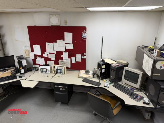 Lot 1-1096 - (1) 6-section work station, total dimensions as setup approx. 170" width x 28-1/2" height x 128" dep...