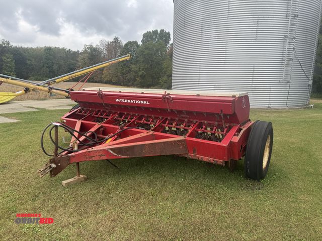Lot 1-19958 - (1) International 510 drill, 21-hole soybean special, S/N 0390163C011885, 7.5-20 tires.