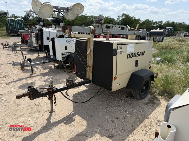 Lot 1-9517 - (1) 2012 Doosan L20 light tower, 4-cylinder diesel engine, 4-light extendable tower with hand crank,...