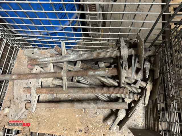 Lot 1-2621 - Lot of (12) Metal Tech 24" leveling jack with plates for scaffolding.  (Greg)