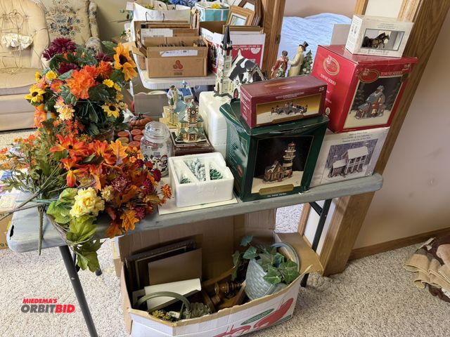 Lot 1-19215 - Large lot of Christmas décor, includes novelty sets, American Winter Scene, Town Series, Highland Po...