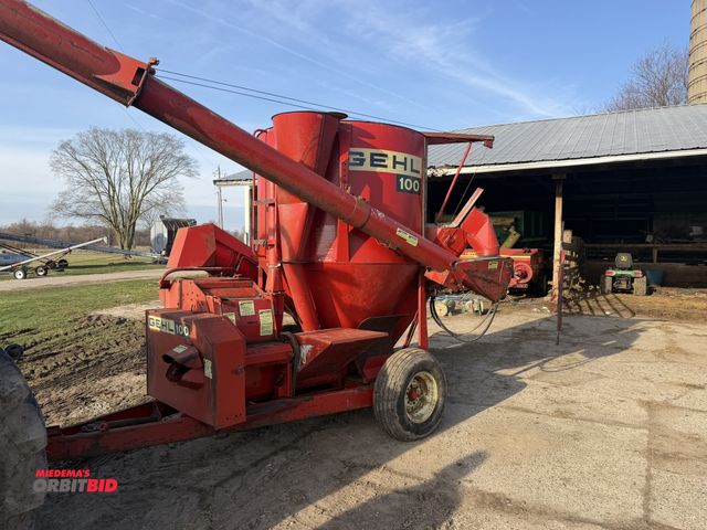 Lot 1-19136 - (1) Gehl 100 Grinder/Mixer, S/N 4013.