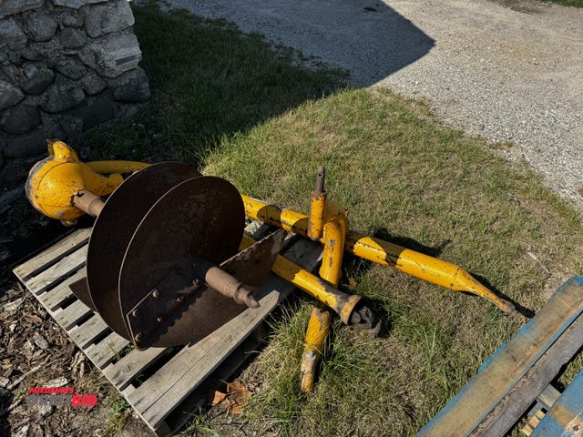 Lot 1-6968 - (1) 3 pt. hitch post hole digger with 24" auger, 540 PTO shaft, in working condition.