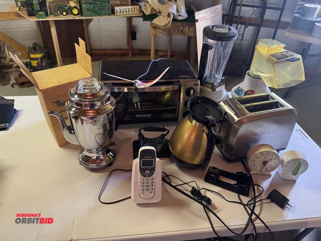 Lot 1-3151 - Black &amp; Decker toaster oven, toaster, blender, popcorn maker, coffee pot, coffee warmers, mixer,...