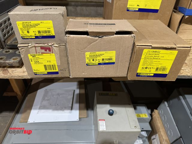 Lot 1-4452 - Lot of Square-D manual starters, includes QOB125VH breaker, Square-D 2510FG1P manual starter, 2510FR...