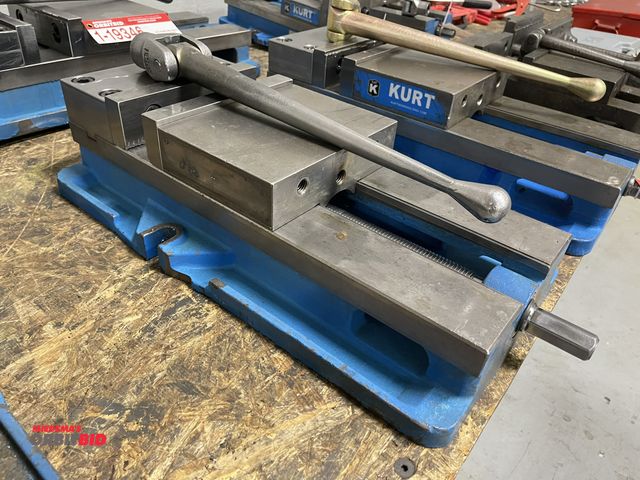 Lot 1-19347 - (1) Kurt 8" machinists vise with handle.