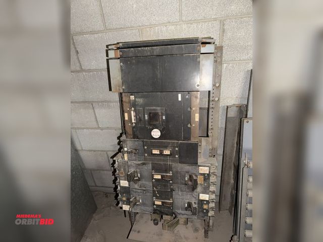 Lot 1-17071 - (1) set of panel guts for electrical breaker panel, includes 600 amp breaker, 3 phase, and (4) Squar...
